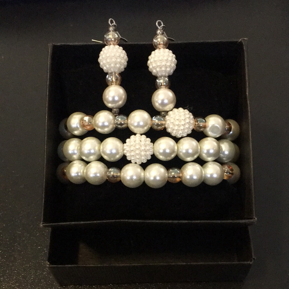 5pc. Beige Pearl like Glass Bead Bracelets and Earring Set.